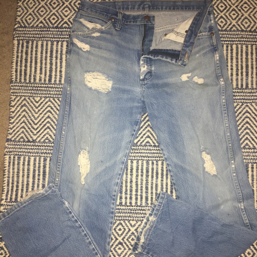 DISTRESSED WRANGLER JEANS